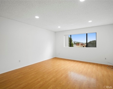 330 Pioneer Drive - Photo Thumbnail 6