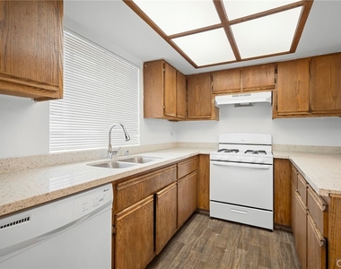 330 Pioneer Drive - Photo Thumbnail 9