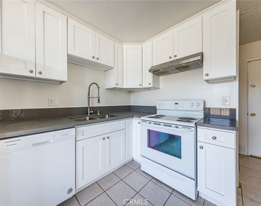 810 E Grand Ave - Photo Thumbnail 4