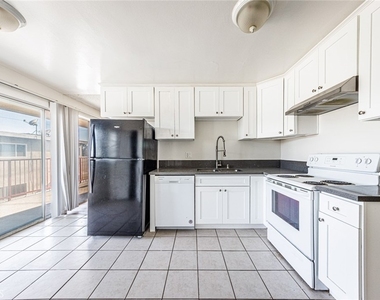 810 E Grand Ave - Photo Thumbnail 3