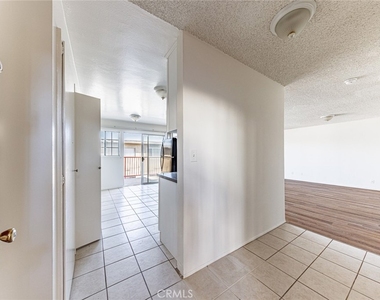 810 E Grand Ave - Photo Thumbnail 7