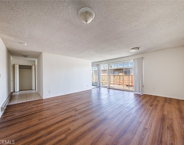 810 E Grand Ave - Photo Thumbnail 10