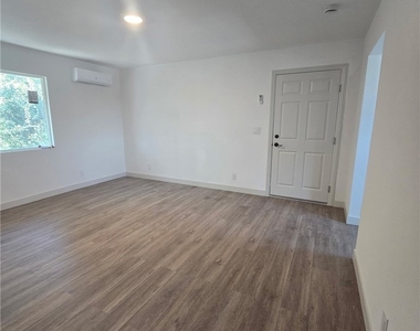 422 Devener Street - Photo Thumbnail 4