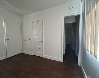 214 E Stocker - Photo Thumbnail 5