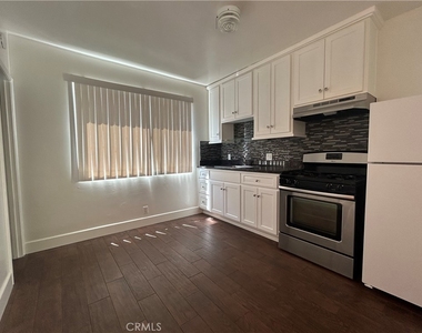 214 E Stocker - Photo Thumbnail 2
