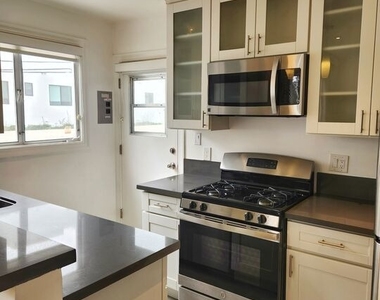 136 San Vicente Blvd - Photo Thumbnail 3