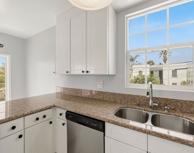 437 N Genesee Avenue - Photo Thumbnail 6