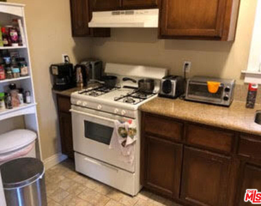 2108 Oak Street - Photo Thumbnail 2