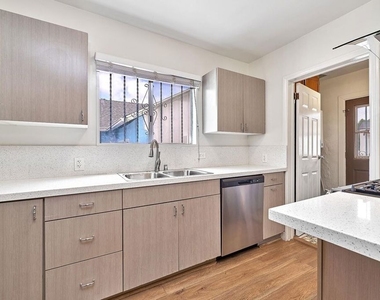 1120 S Plymouth Boulevard - Photo Thumbnail 7