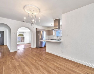 1120 S Plymouth Boulevard - Photo Thumbnail 17
