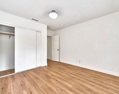 1120 S Plymouth Boulevard - Photo Thumbnail 23
