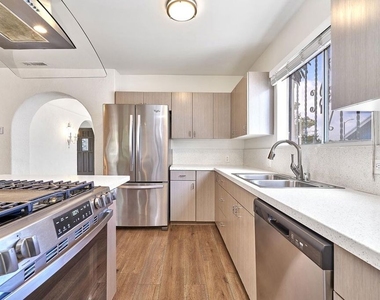 1120 S Plymouth Boulevard - Photo Thumbnail 6