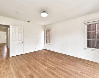 1120 S Plymouth Boulevard - Photo Thumbnail 12