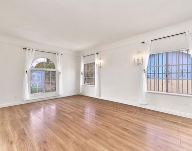 1120 S Plymouth Boulevard - Photo Thumbnail 14