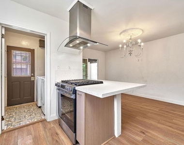 1120 S Plymouth Boulevard - Photo Thumbnail 8