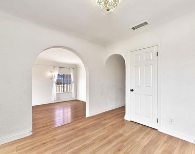 1120 S Plymouth Boulevard - Photo Thumbnail 10