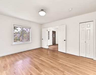 1120 S Plymouth Boulevard - Photo Thumbnail 13