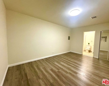 4343 W 4th Street - Photo Thumbnail 9