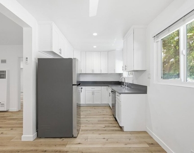 4916 Hazeltine Avenue - Photo Thumbnail 4