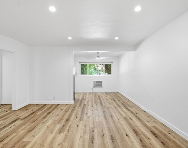 4916 Hazeltine Avenue - Photo Thumbnail 1