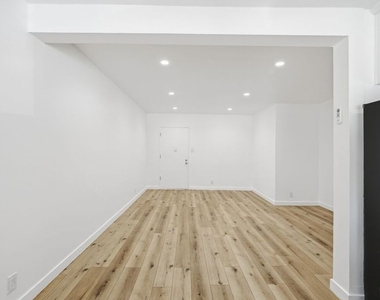 4916 Hazeltine Avenue - Photo Thumbnail 3