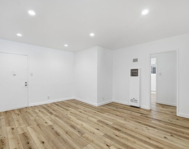 4916 Hazeltine Avenue - Photo Thumbnail 2