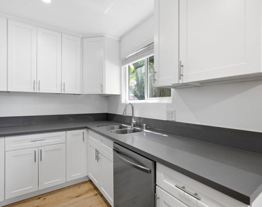 4916 Hazeltine Avenue - Photo Thumbnail 6
