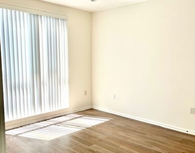 1611 S Beverly Glen - Photo Thumbnail 8