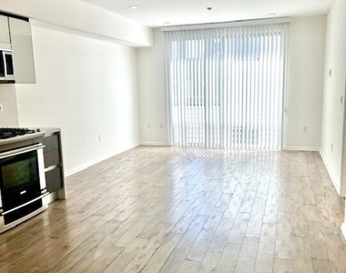 1611 S Beverly Glen - Photo Thumbnail 5