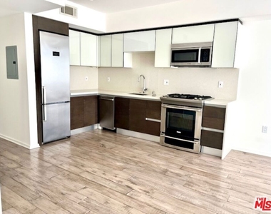 1611 S Beverly Glen - Photo Thumbnail 4