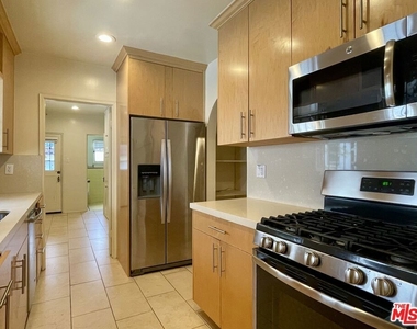 203 N Doheny Drive - Photo Thumbnail 12