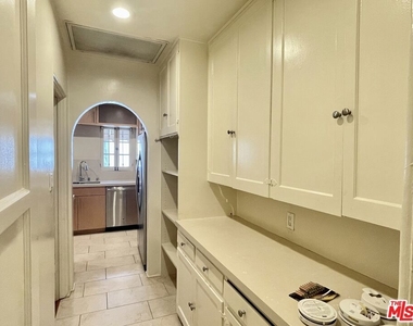 203 N Doheny Drive - Photo Thumbnail 8