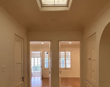 203 N Doheny Drive - Photo Thumbnail 10