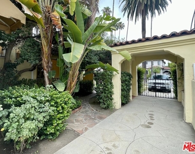 203 N Doheny Drive - Photo Thumbnail 24