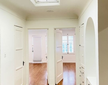 203 N Doheny Drive - Photo Thumbnail 14