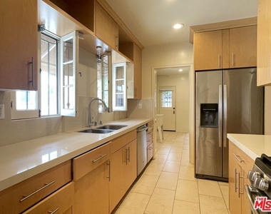 203 N Doheny Drive - Photo Thumbnail 11
