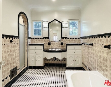 203 N Doheny Drive - Photo Thumbnail 17