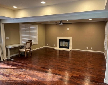 10423 Madrid Way - Photo Thumbnail 5