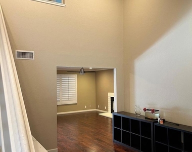 10423 Madrid Way - Photo Thumbnail 6