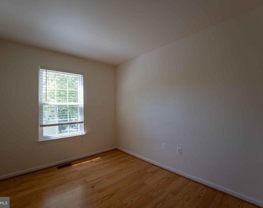 18246 Fox Chase Circle - Photo Thumbnail 12