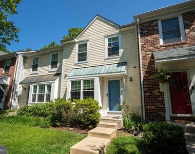 18246 Fox Chase Circle - Photo Thumbnail 2