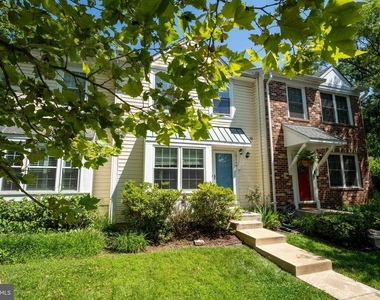 18246 Fox Chase Circle - Photo Thumbnail 1