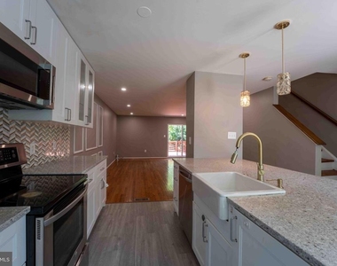 18246 Fox Chase Circle - Photo Thumbnail 4