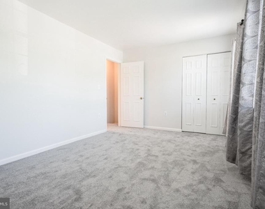 404 Terry Court - Photo Thumbnail 10