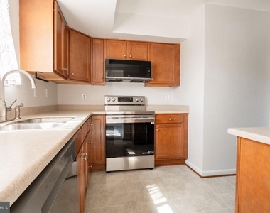 404 Terry Court - Photo Thumbnail 7