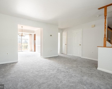 404 Terry Court - Photo Thumbnail 4