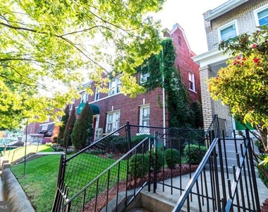 321 Adams Street Ne - Photo Thumbnail 2