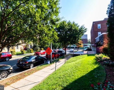 321 Adams Street Ne - Photo Thumbnail 4