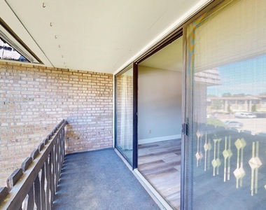 2108 Pauline Boulevard - Photo Thumbnail 8