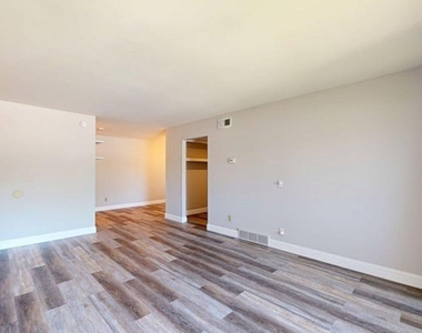2108 Pauline Boulevard - Photo Thumbnail 7